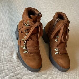 White Mountain Brown Ankle Boots with Lace-Up Design, sz 6.5